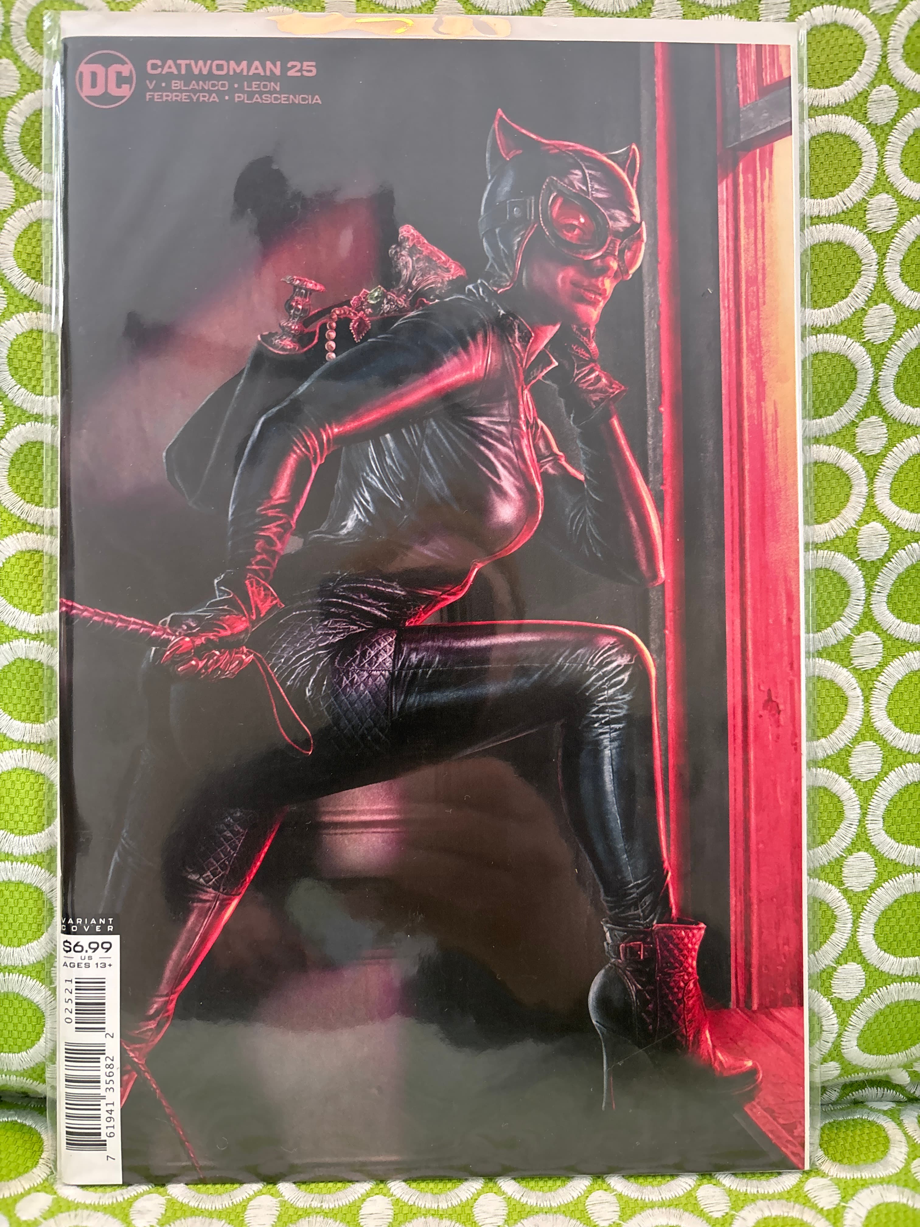 Cover of Catwoman (2018) #25 — Lee Bermejo Cardstock Cover